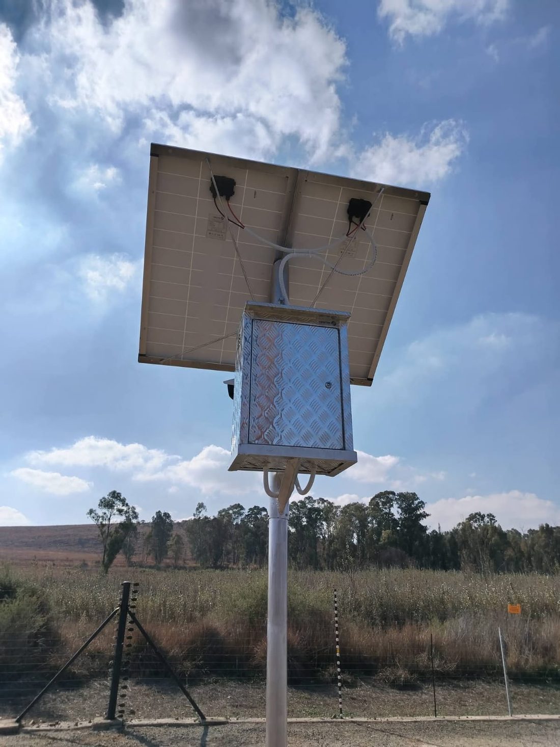 Off-grid solar surveillance unit with battery cabinet
